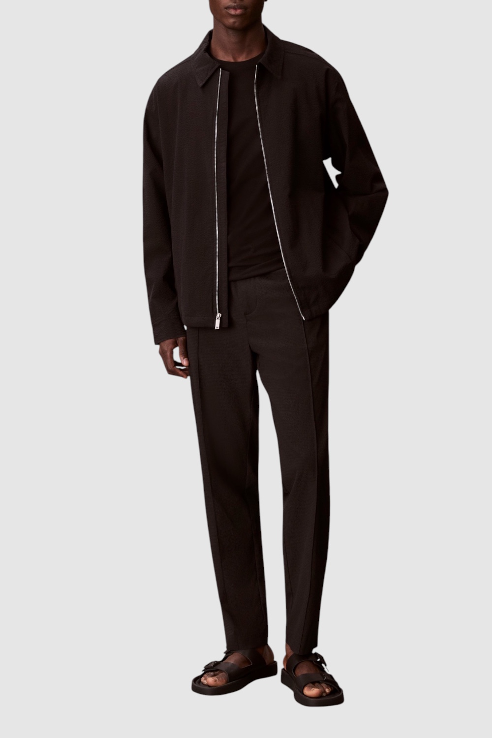 תמונת כל הלוק של מכנסיים ארוכים בגזרה ישרה